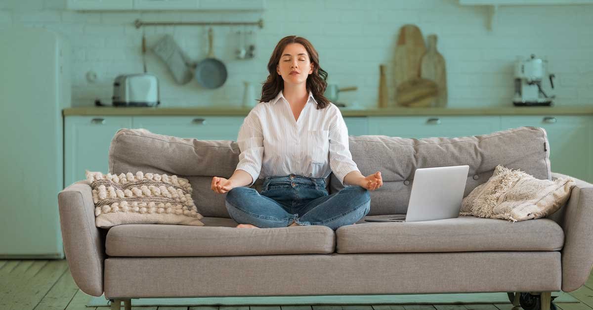 meditacao_em _casa_minfdulness_no_sofa