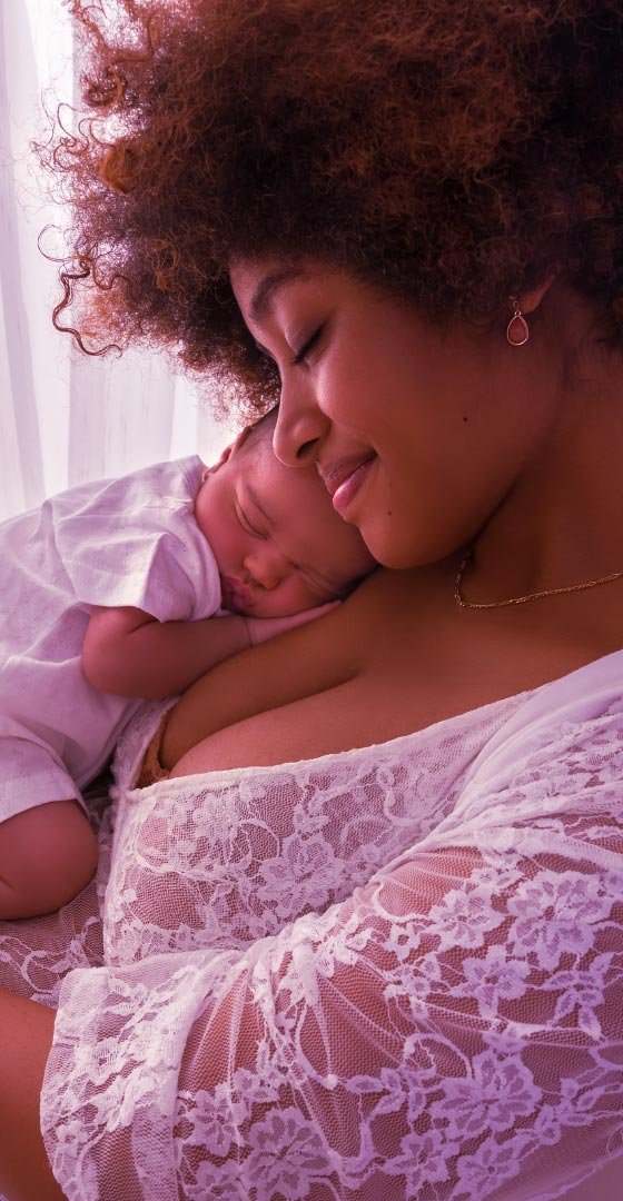 Figura de uma mulher negra segurando um bebe no colo