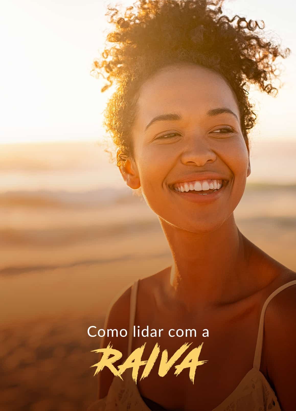 Mulher negra com sorriso no rosto. Ao fundo há uma praia com o por do sol.