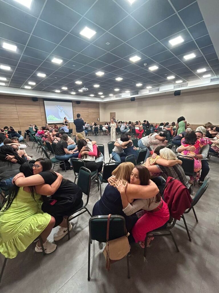 Colaboradores em vivência de Setembro Amarelo na empresa