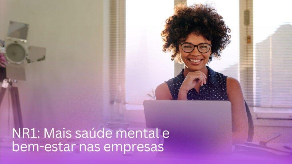Imagem de uma mulher negra sentada na mesa do escritório sorrindo. Abaixo lê-se o texto "NR1: Mais saúde mental e bem-estar nas empresas"
