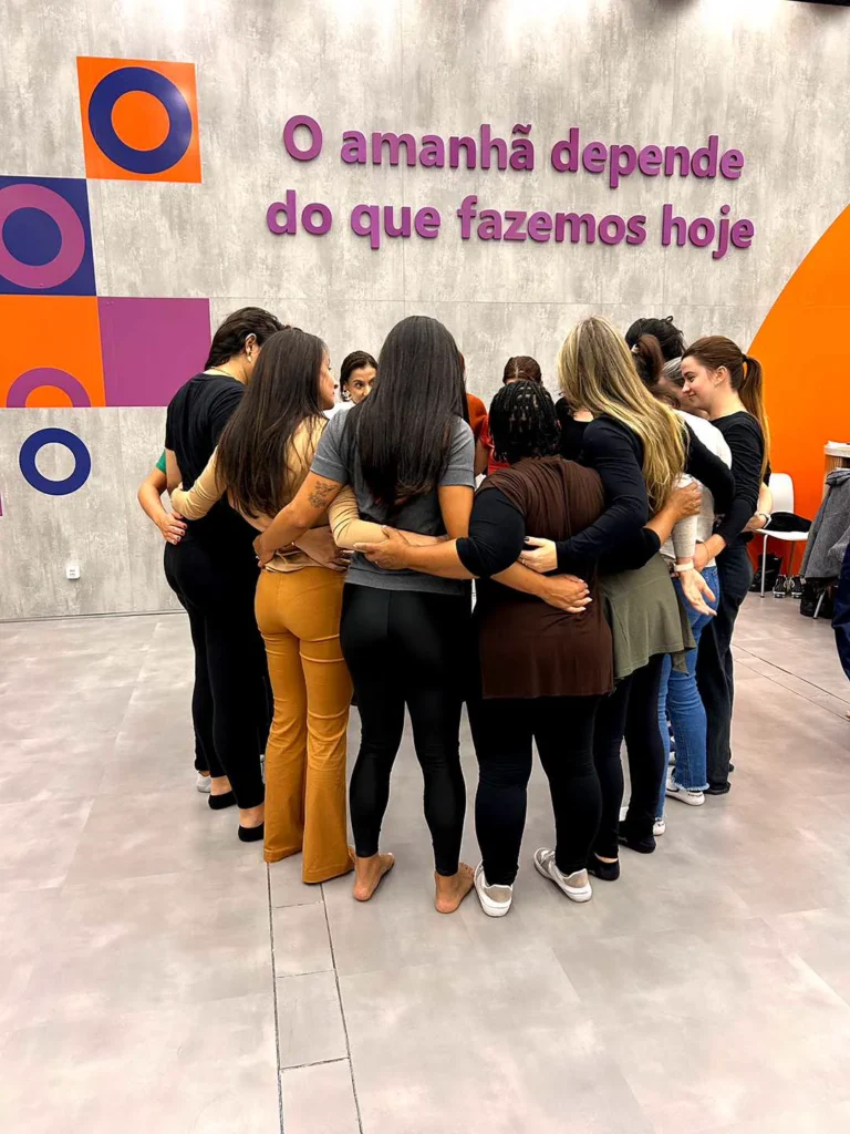 Colaboradores em experiência de team building da Onemind em convenção corporativa