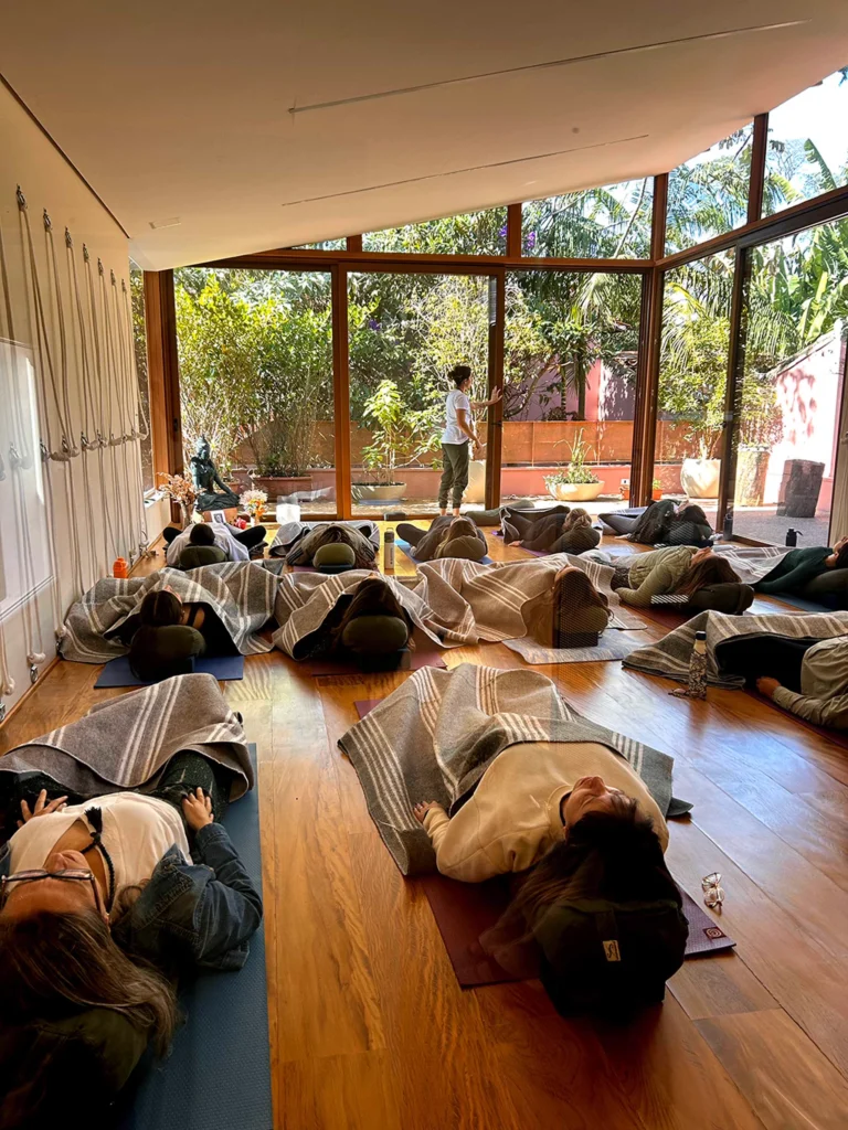 Retiro corporativo com equipe em ambiente de natureza